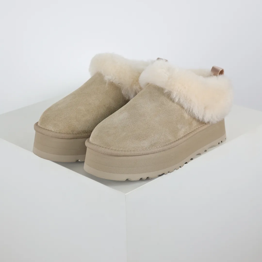 Pick up locally 💰600 Core recommended good price Independently developed original outsole, cashmere insole, keeping warm in winter, suitable for home use. In recent years, uug has launched a style series, which is partially skewed towards the preferences of young consumers, and has also been at the forefront of fashion trends. Shoe body material, water-repellent coated suede upper, 17mm UGGPURE™ implanted wool insole, lightweight non-slip and comfortable rubber outsole, with brand LOGO, complete packaging, size: 35 36 37 38 39 40